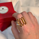 Anillo calado de líneas onduladas