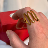 Anillo calado de líneas onduladas