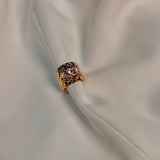Anillo banda texturizada y cristales