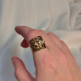 Anillo banda texturizada y cristales