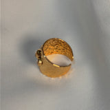 Anillo banda texturizada y cristales