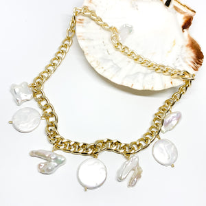 Collar de cadena dorada con perlas y cayos de perla naturales