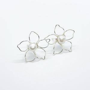 Pendientes de flor de plata con perlas