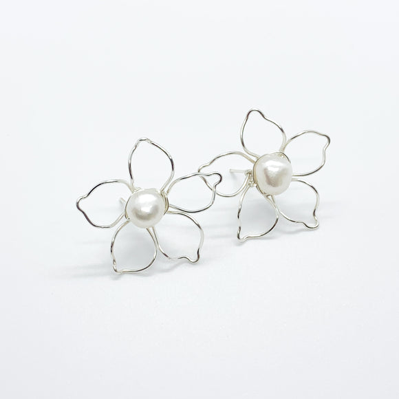 Pendientes de flor de plata con perlas