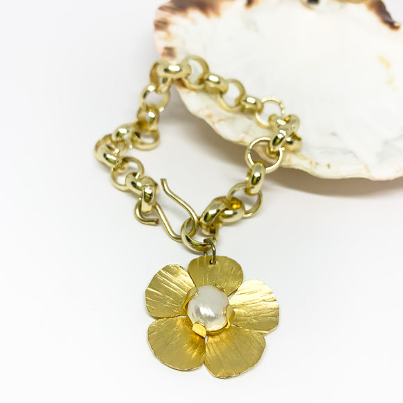 Pulsera de cadena dorada con flor y perla